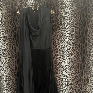 Wow 🤩 this gorgeous piece will dazzle them wherever you decide to wear it